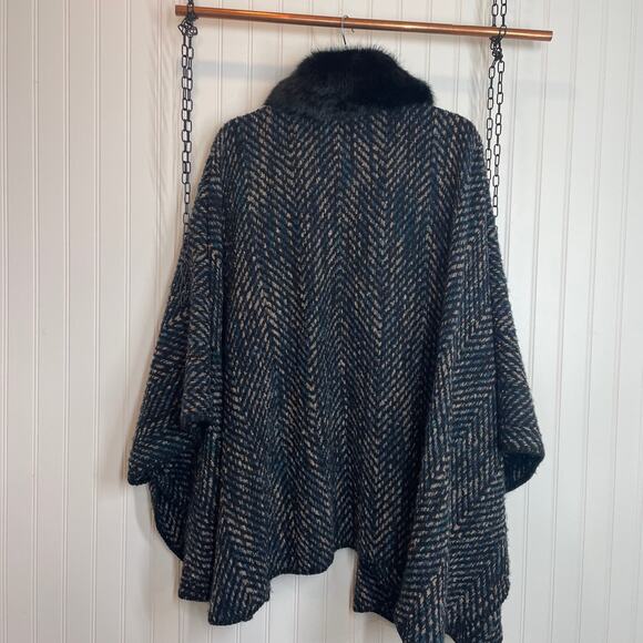 NWT Cejon Women’s Chevron Space-Dyed Faux Fur Collar Ruana Cape Poncho OS - Picture 5 of 7